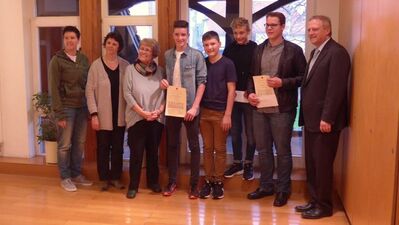 v.l.: Frau Bohm, Frau Pfitzenmaier, Frau Soller-Britsch Sebastian Heim,Tim Zimmermann, Joshua Hömske, Dominik V